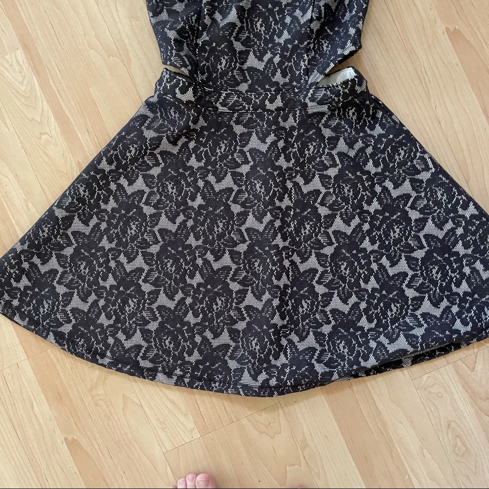 Abercrombie & Fitch Floral Cut Out Dress - Picture 3 of 9